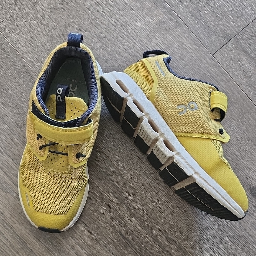 On Running Yellow Sneakers Retro-Inspired Athletic Design KIDS US SIZE 1.5